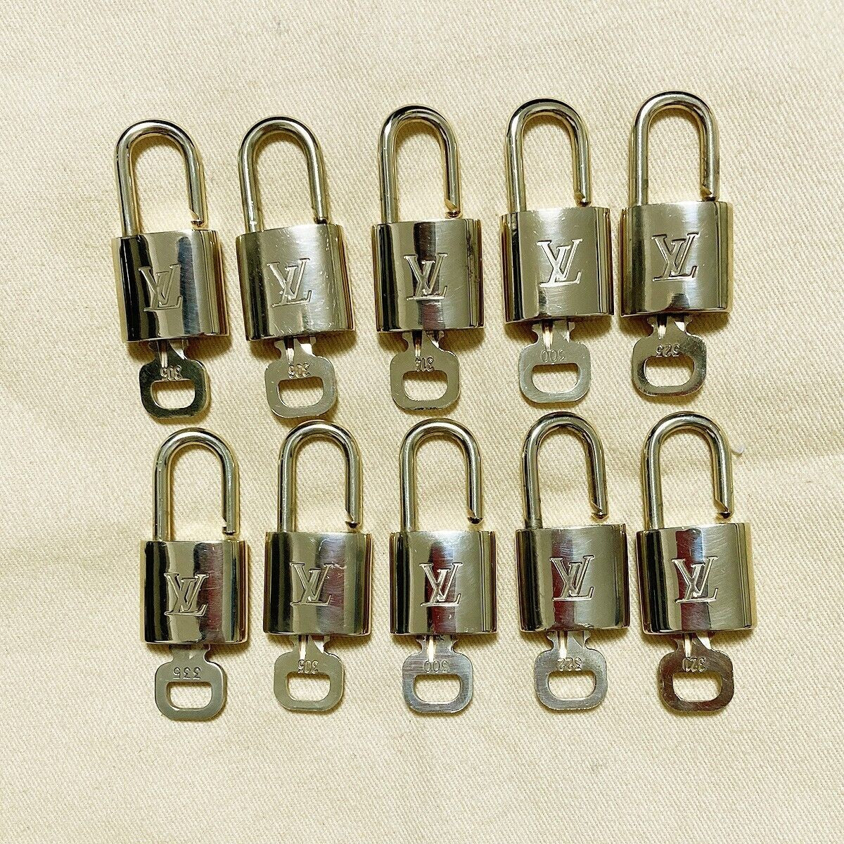 LOUIS VUITTON LV 10 SET PADLOCK KEY BAG CHARM CADENA GOLD PLATED FRANCE 61PDA035