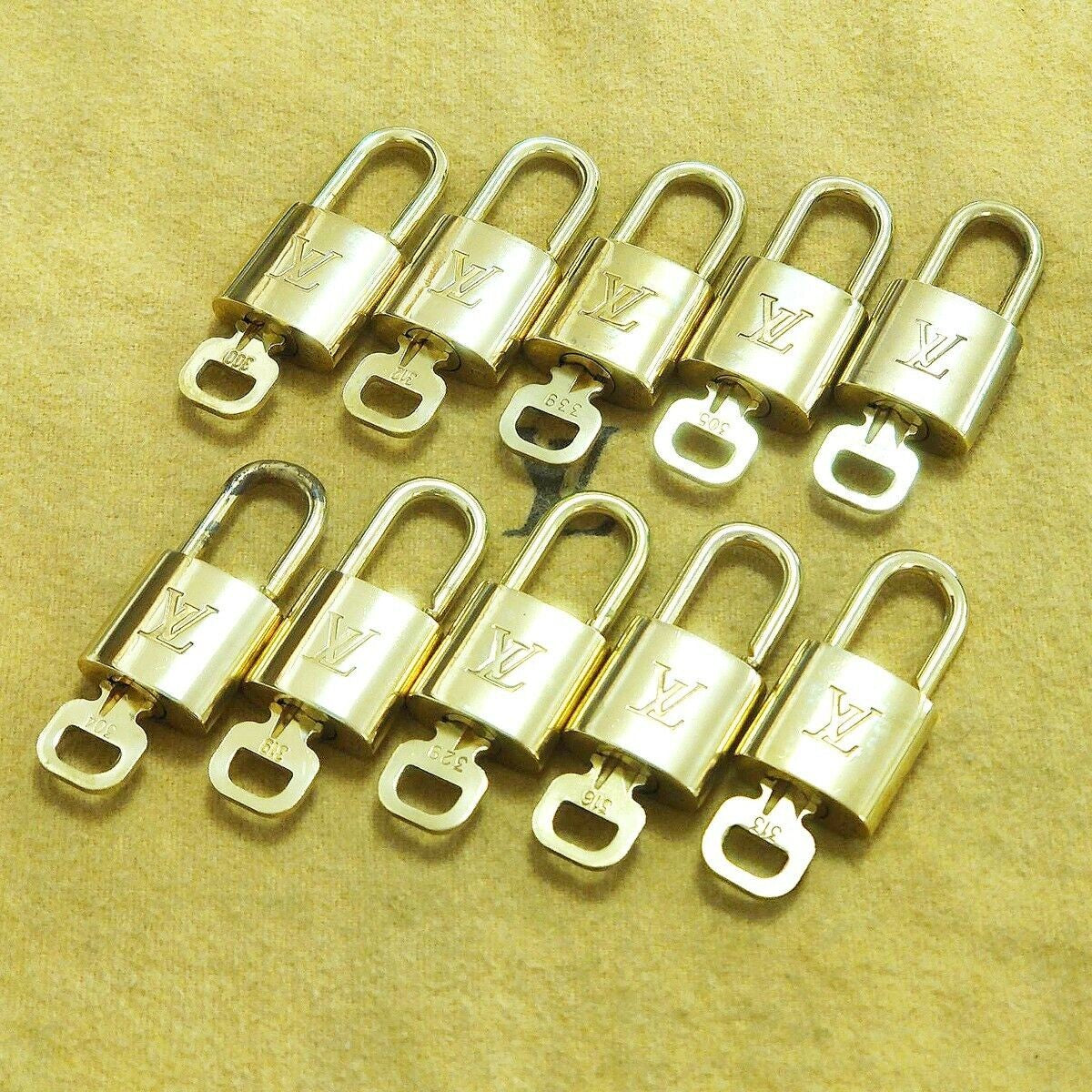 LOUIS VUITTON LV 10 SET PADLOCK KEY BAG CHARM CADENA GOLD PLATED FRANCE 35HA106