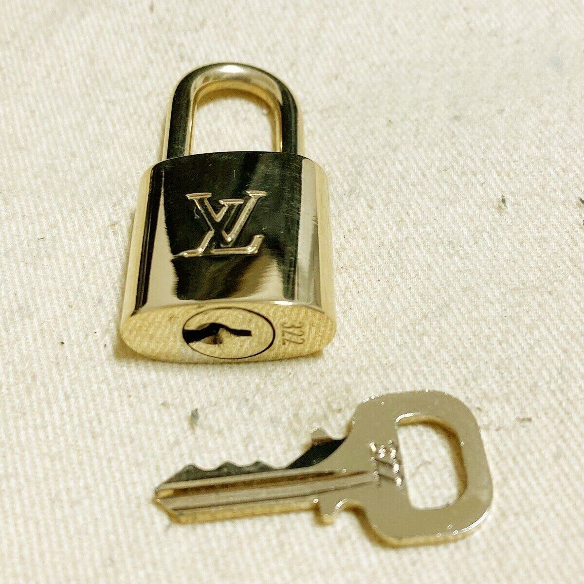 LOUIS VUITTON LV 10 SET PADLOCK KEY CHARM CADENA GOLD-PLATED FRANCE 36PDA195