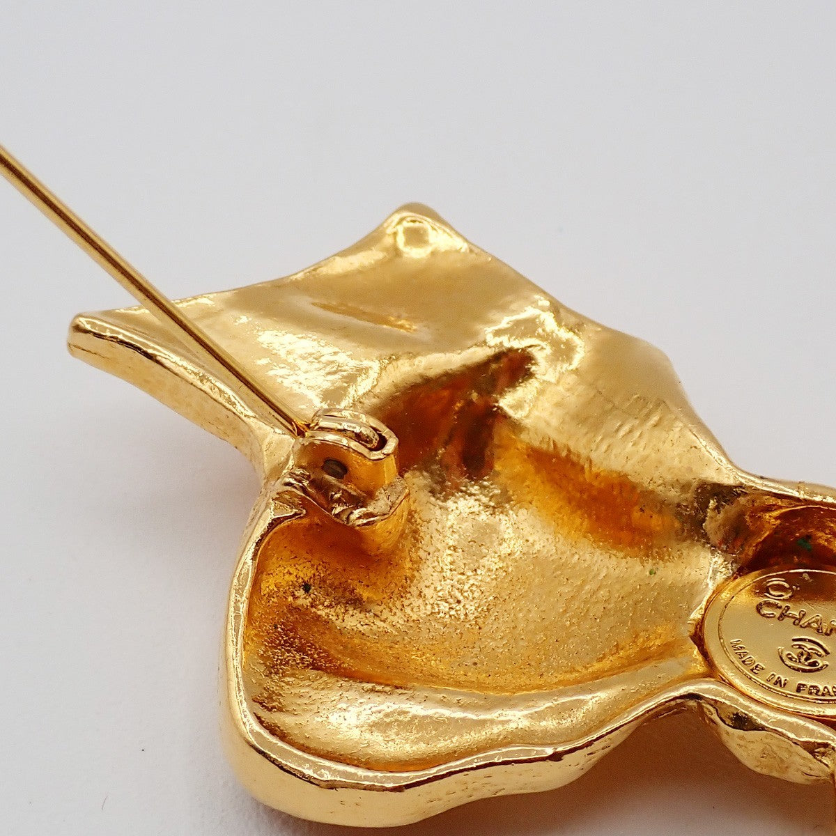 CHANEL CC Ribbon Bow Pin Brooch Gold France Vintage 30KC750