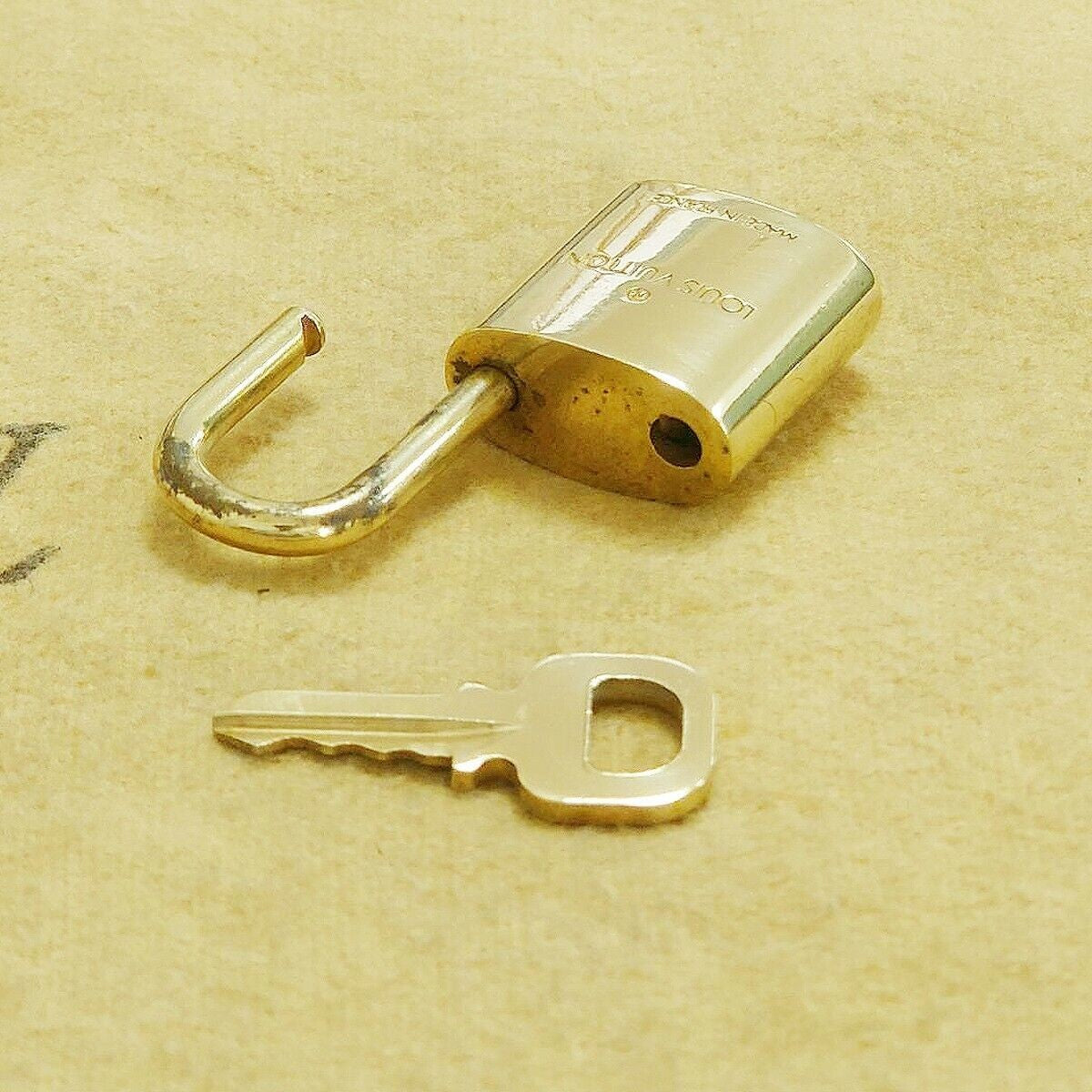LOUIS VUITTON LV 10 SET PADLOCK KEY BAG CHARM CADENA GOLD PLATED FRANCE 35HA106