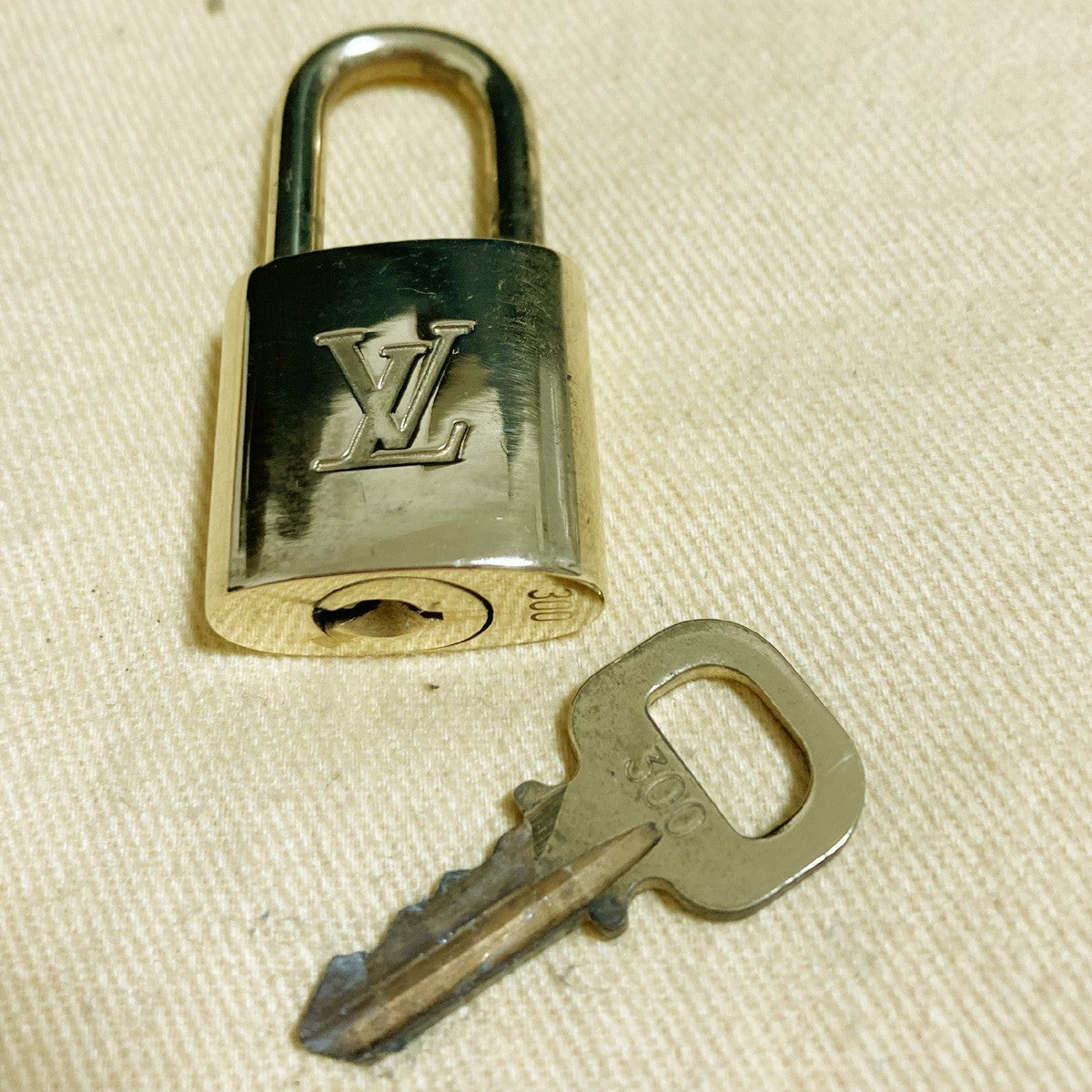 LOUIS VUITTON LV 10 SET PADLOCK KEY CHARM CADENA GOLD-PLATED FRANCE 37PDA296