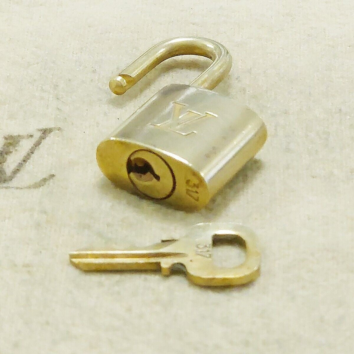 LOUIS VUITTON LV 10 SET PADLOCK KEY BAG CHARM CADENA GOLD PLATED FRANCE 65HA163