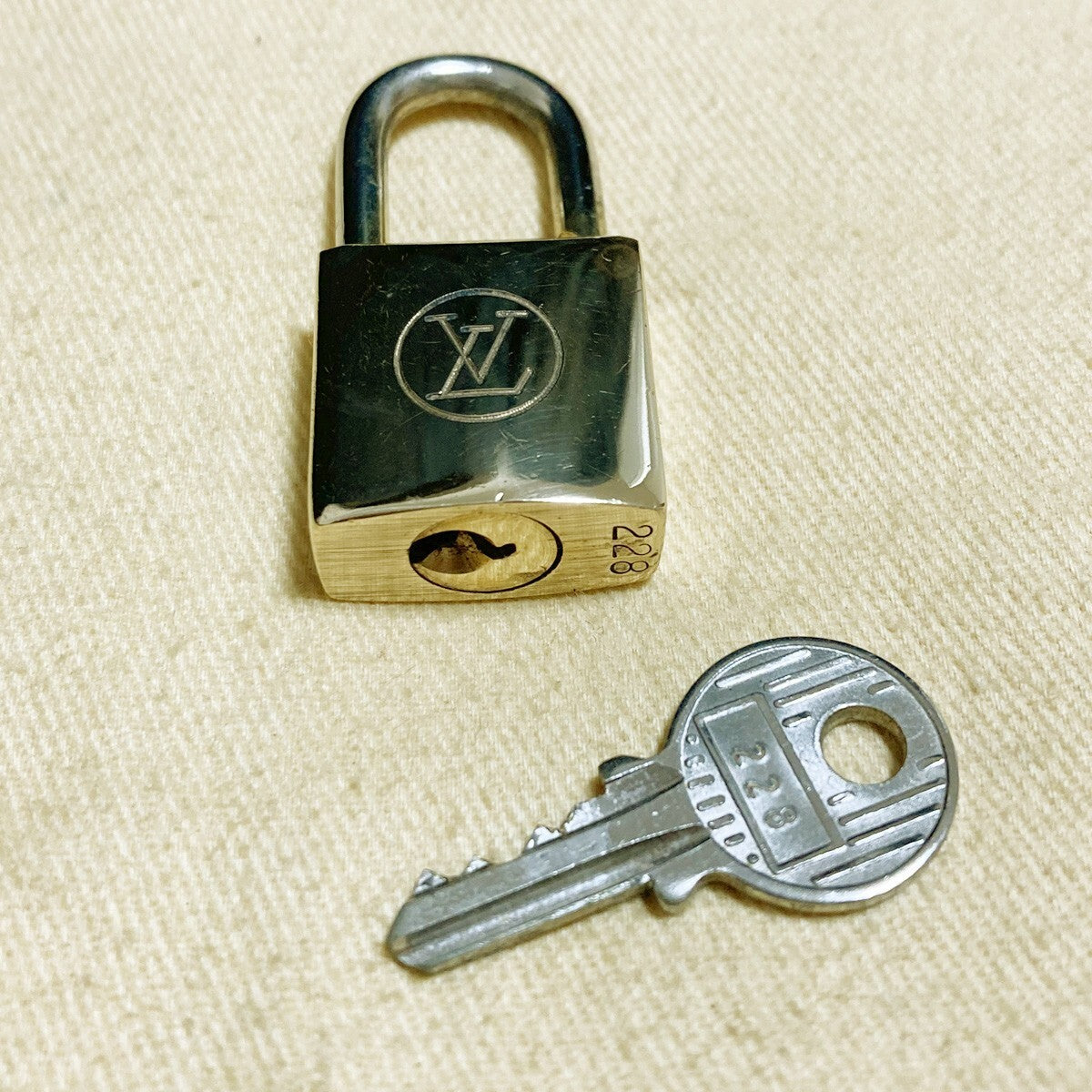 LOUIS VUITTON LV 10 SET PADLOCK KEY CHARM CADENA GOLD-PLATED FRANCE 60PDA228