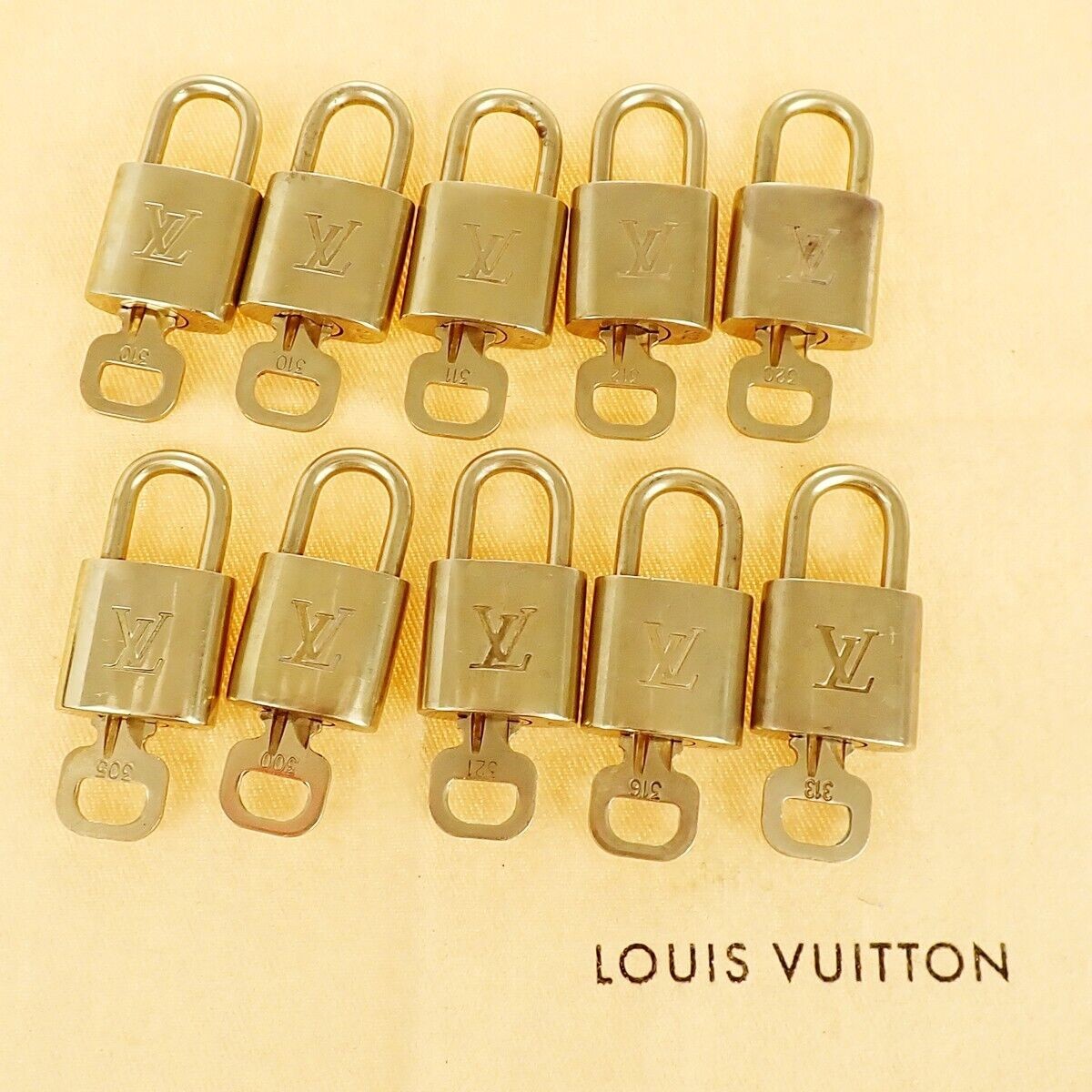 LOUIS VUITTON LV 10 SET PADLOCK KEY BAG CHARM CADENA GOLD PLATED FRANCE 39YE930