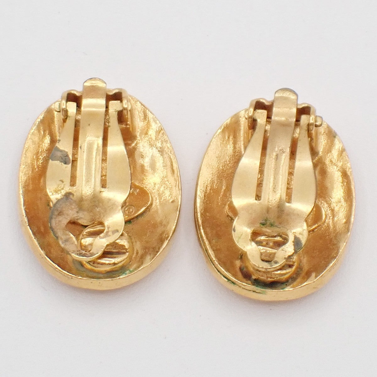 CHANEL CC Logo Oval Button Earrings Clip-On 28 Gold-Plated Vintage 83RF751