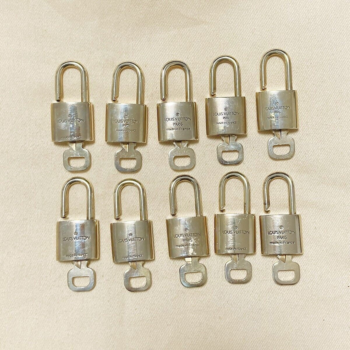 LOUIS VUITTON LV 10 SET PADLOCK KEY BAG CHARM CADENA GOLD PLATED FRANCE 37PDA024