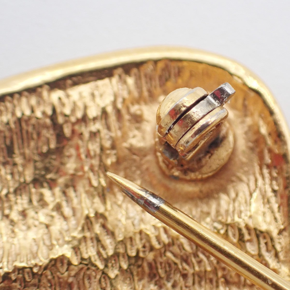 CHANEL Matelasse Pin Brooch Gold-Plated France Accessory Vintage 30RL990