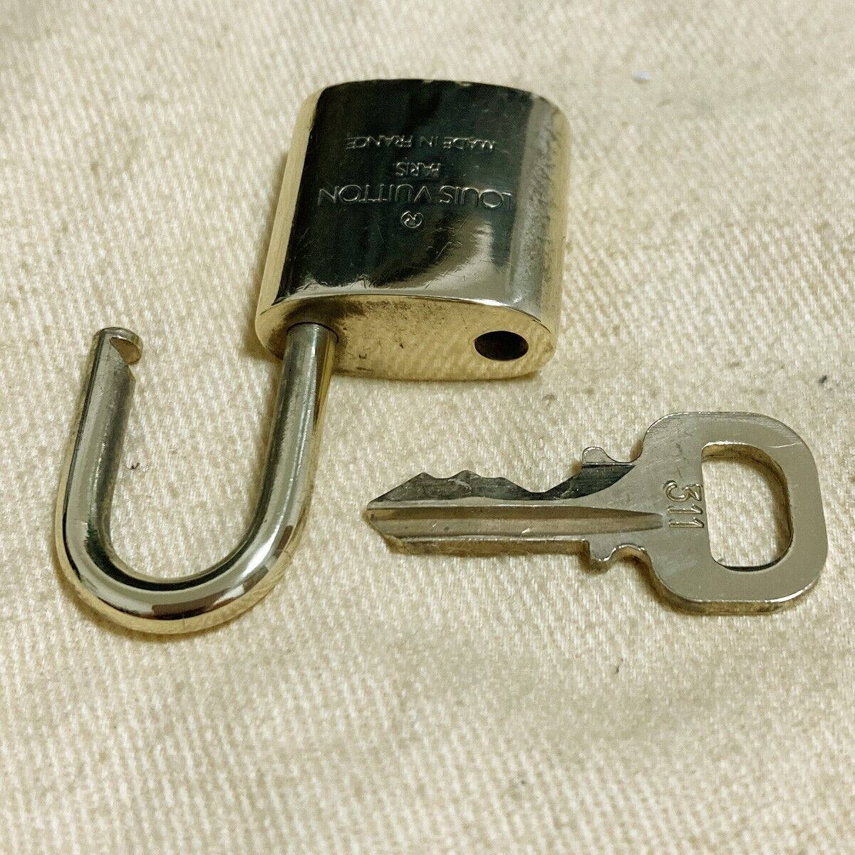LOUIS VUITTON LV 10 SET PADLOCK KEY CHARM CADENA GOLD-PLATED FRANCE 37PDA165