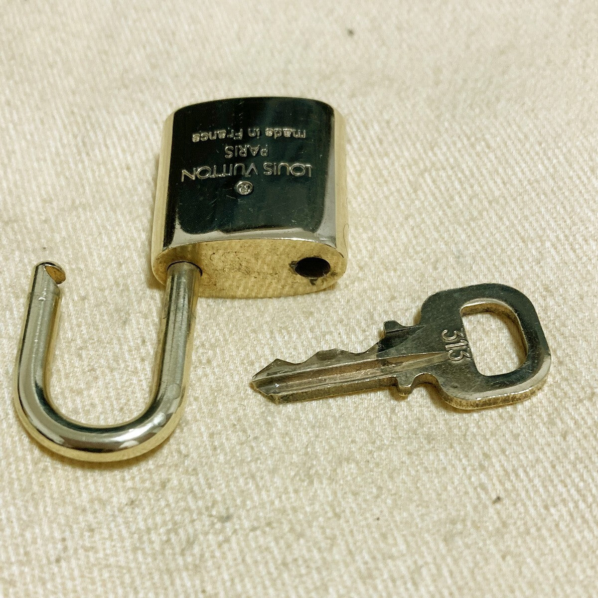 LOUIS VUITTON LV 10 SET PADLOCK KEY CHARM CADENA GOLD-PLATED FRANCE 31PDA185
