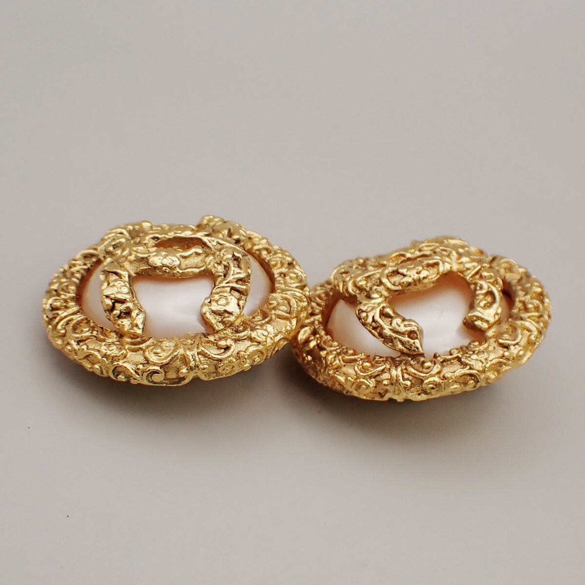 CHANEL CC Round Imitation Pearl Button Earrings 93A Clip-On GHW Vintage 96RK946