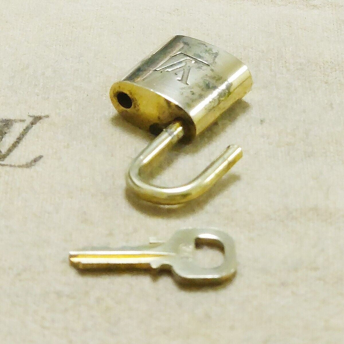 LOUIS VUITTON LV 10 SET PADLOCK KEY BAG CHARM CADENA GOLD PLATED FRANCE 37HA135