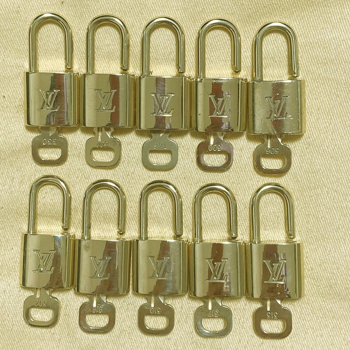 LOUIS VUITTON LV 10 SET PADLOCK KEY CHARM CADENA GOLD-PLATED FRANCE 61PDA174