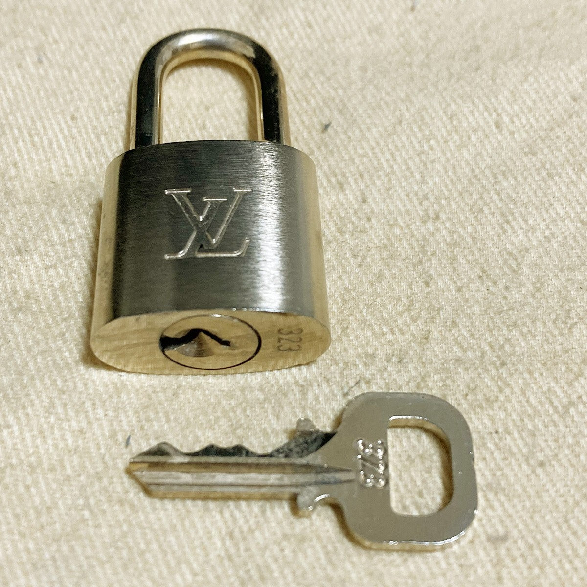 LOUIS VUITTON LV 10 SET PADLOCK KEY CHARM CADENA GOLD-PLATED FRANCE 33PDA178