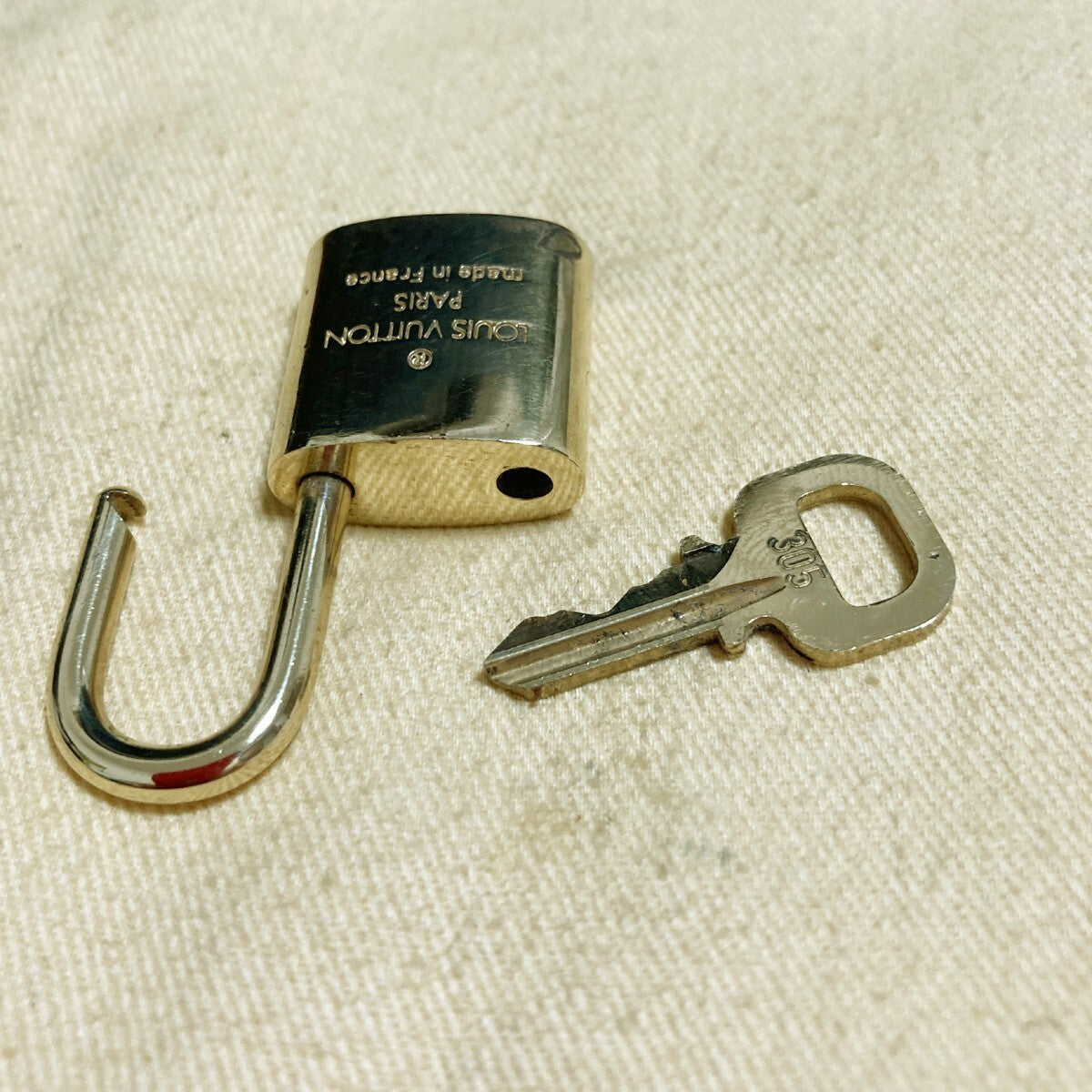 LOUIS VUITTON LV 10 SET PADLOCK KEY CHARM CADENA GOLD-PLATED FRANCE 37PDA142