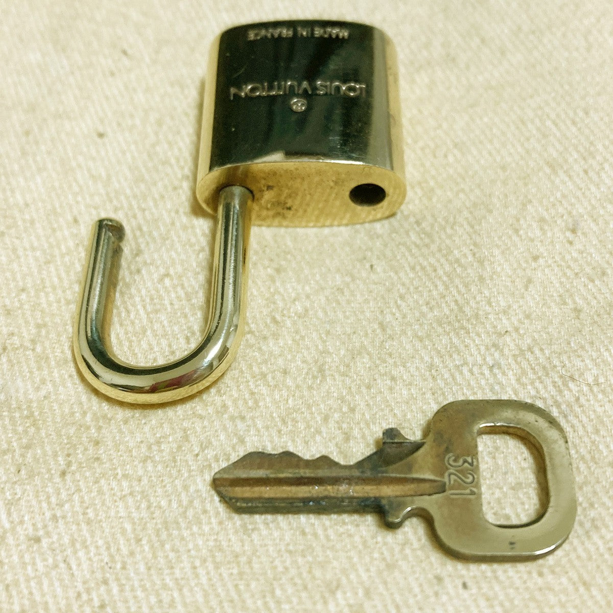 LOUIS VUITTON LV 10 SET PADLOCK KEY CHARM CADENA GOLD-PLATED FRANCE 30PDA275