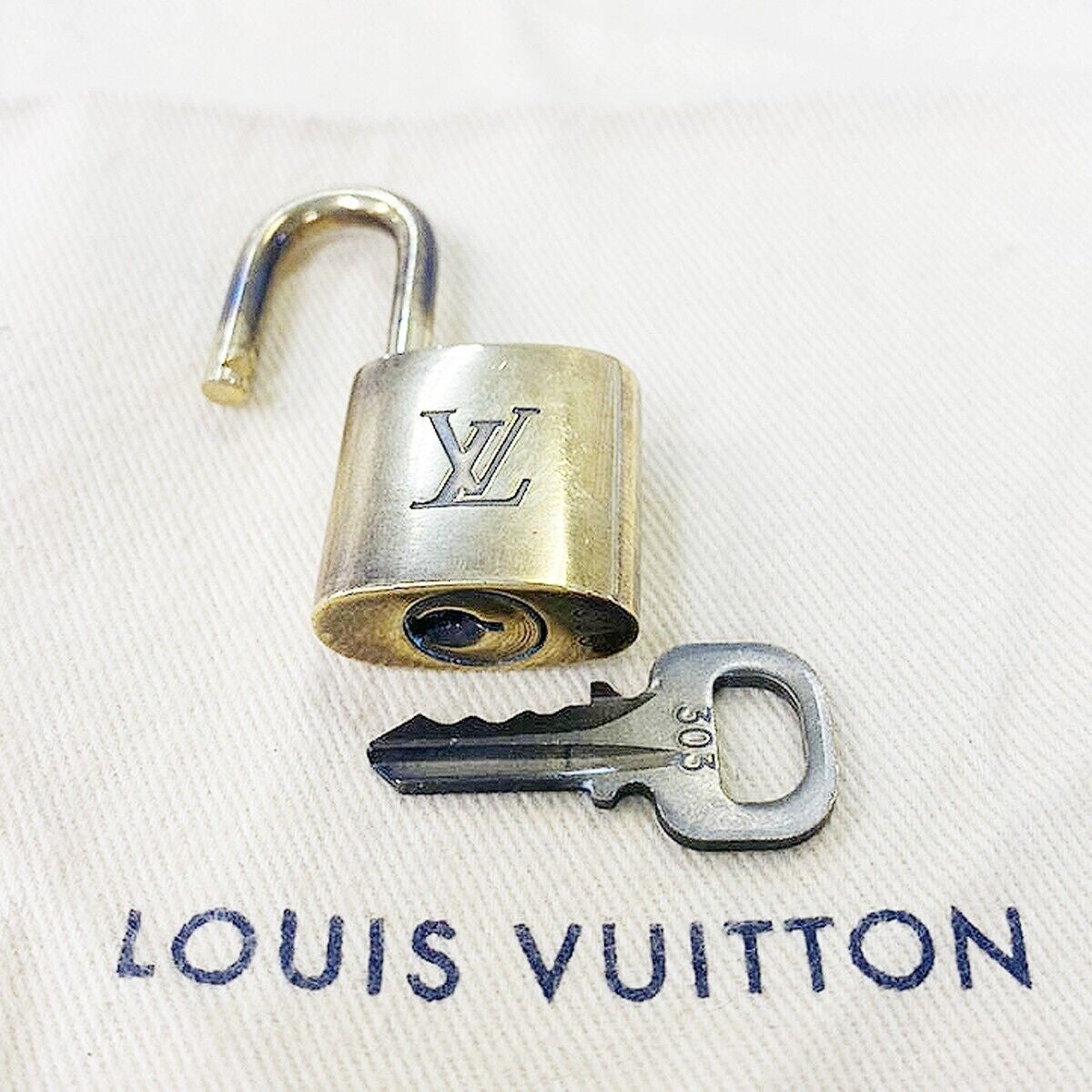 LOUIS VUITTON LV 10 SET PADLOCK KEY BAG CHARM CADENA GOLD-PLATED FRANCE 80MT810
