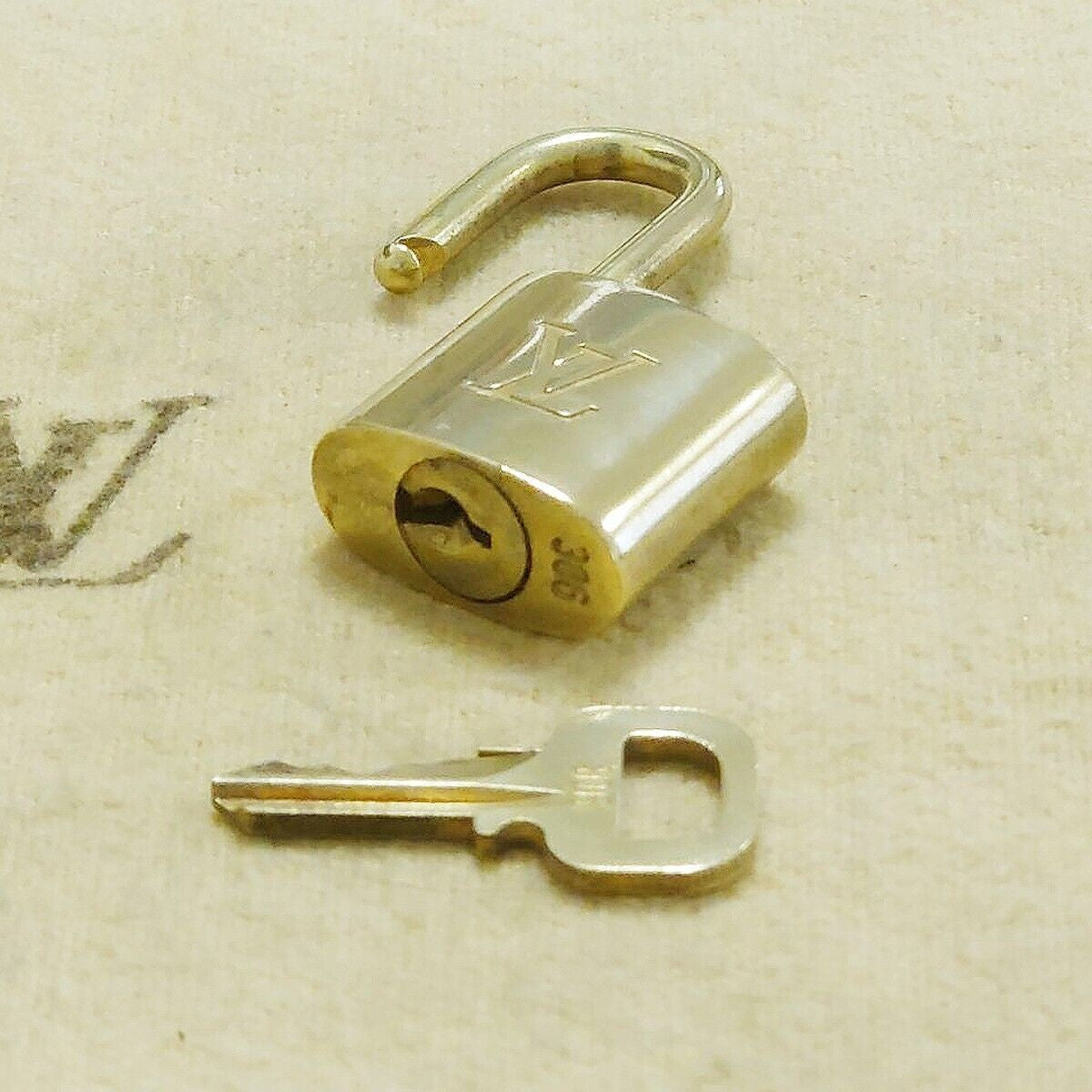 LOUIS VUITTON LV 10 SET PADLOCK KEY BAG CHARM CADENA GOLD PLATED FRANCE 65HA160