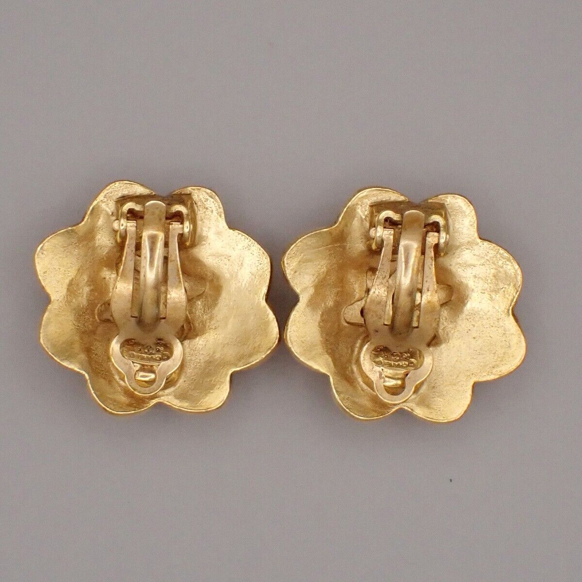 CHANEL CC Logo Flower Button Earrings 96P Clip-On Gold France Vintage 34RK708