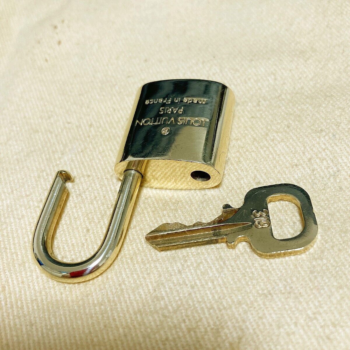 AUTHENTIC LOUIS VUITTON LV 10 SET PADLOCK KEY CHARM CADENA GOLD FRANCE 65PDA110