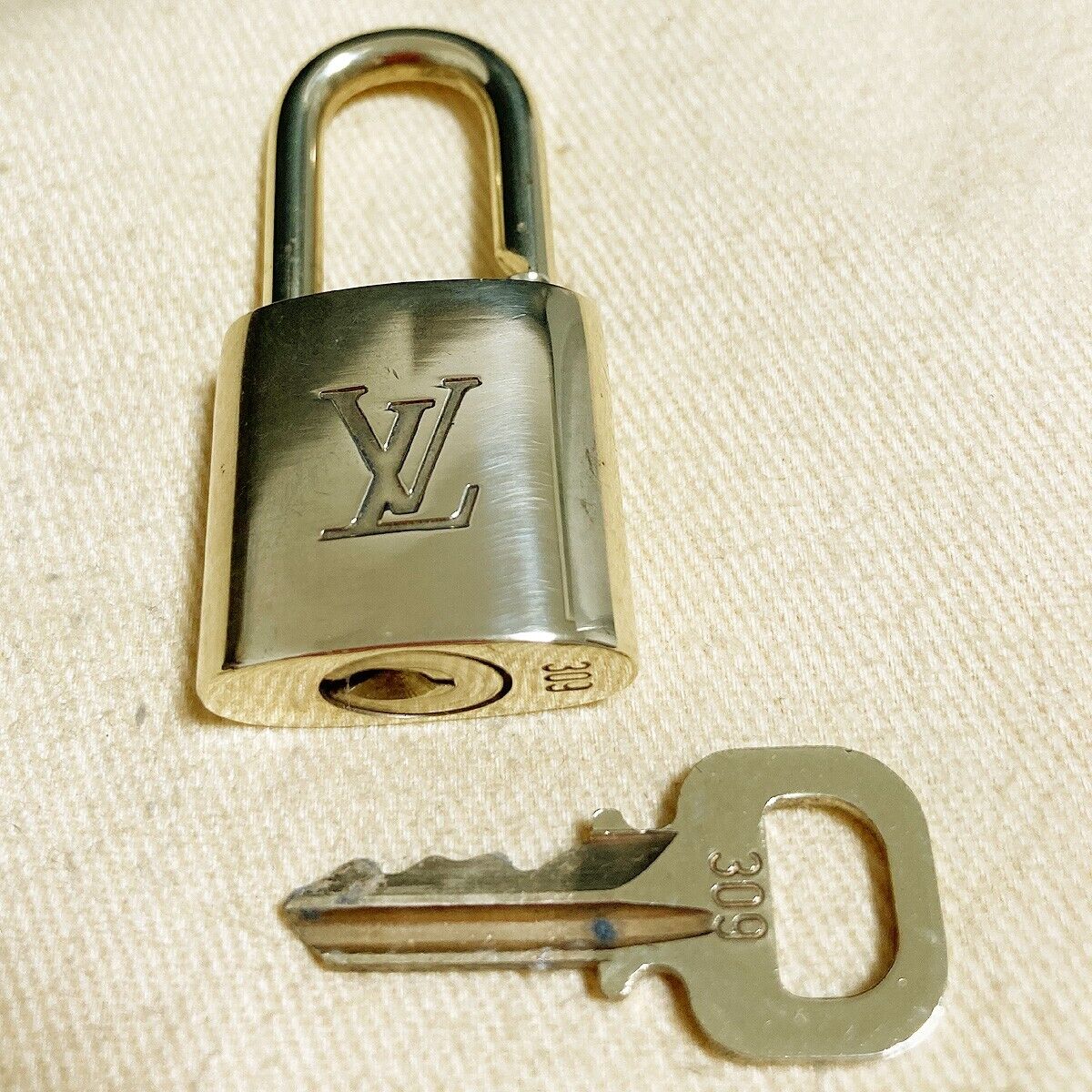 LOUIS VUITTON LV 10 SET PADLOCK KEY BAG CHARM CADENA GOLD PLATED FRANCE 80PDA088