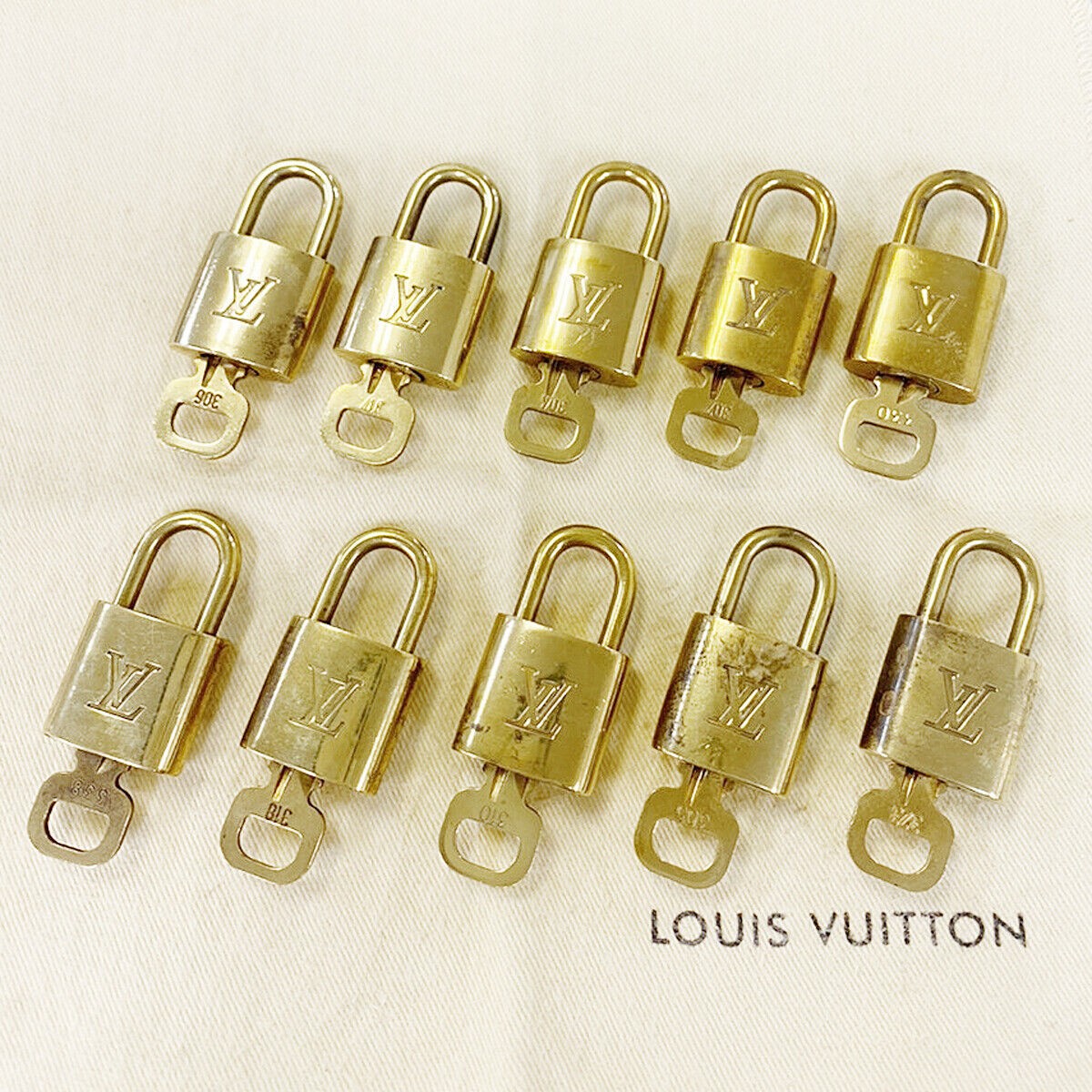 LOUIS VUITTON LV 10 SET PADLOCK CADENA KEY BAG CHARM GOLD PLATED FRANCE 35MS873