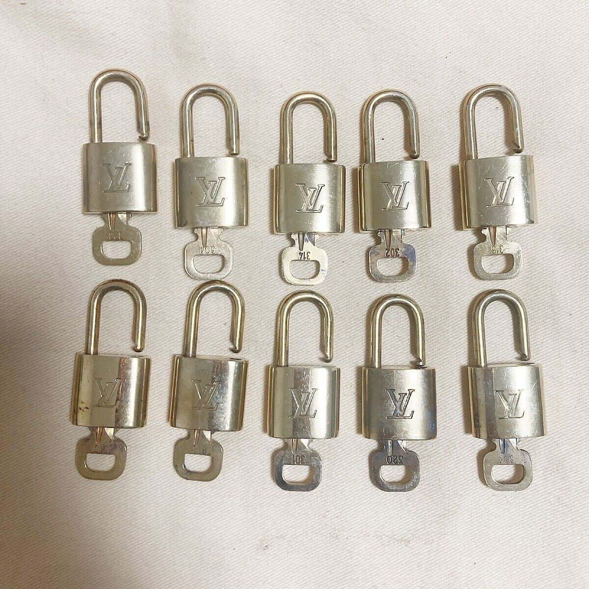LOUIS VUITTON LV 10 SET PADLOCK KEY BAG CHARM CADENA GOLD PLATED FRANCE 33YB035