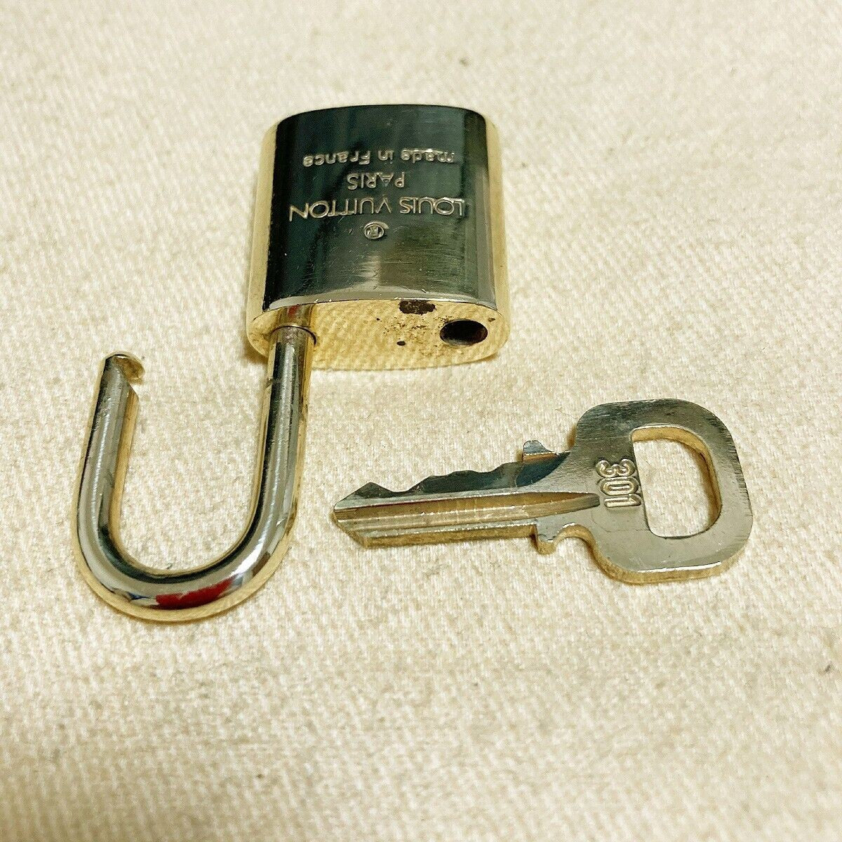 LOUIS VUITTON LV 10 SET PADLOCK KEY BAG CHARM CADENA GOLD PLATED FRANCE 37PDA076
