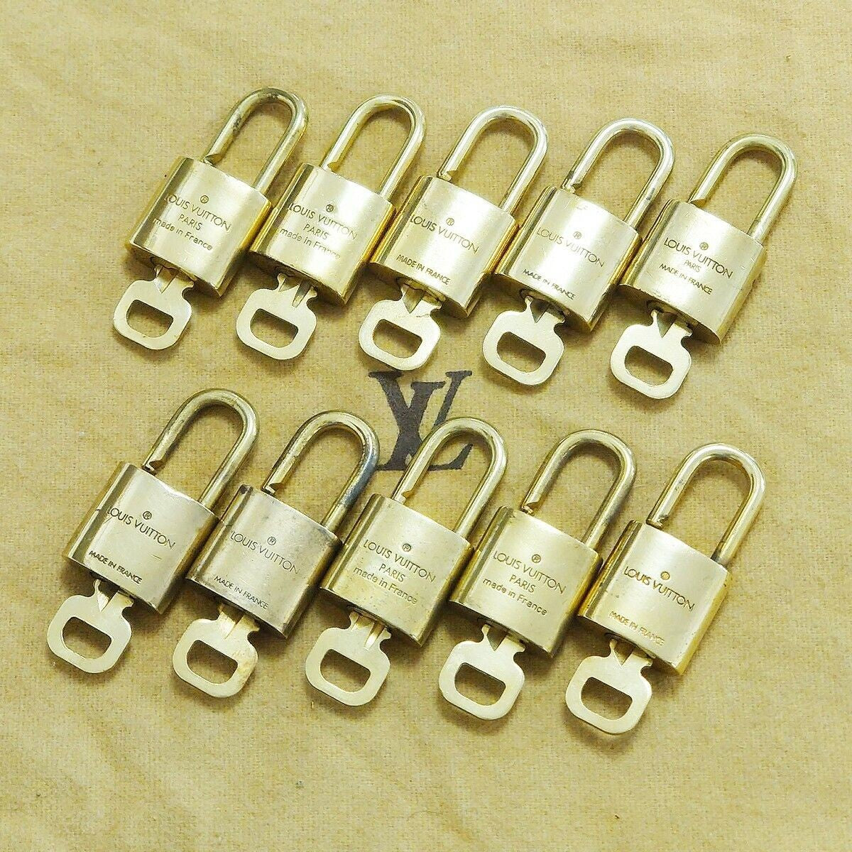LOUIS VUITTON LV 10 SET PADLOCK KEY BAG CHARM CADENA GOLD PLATED FRANCE 33HA066