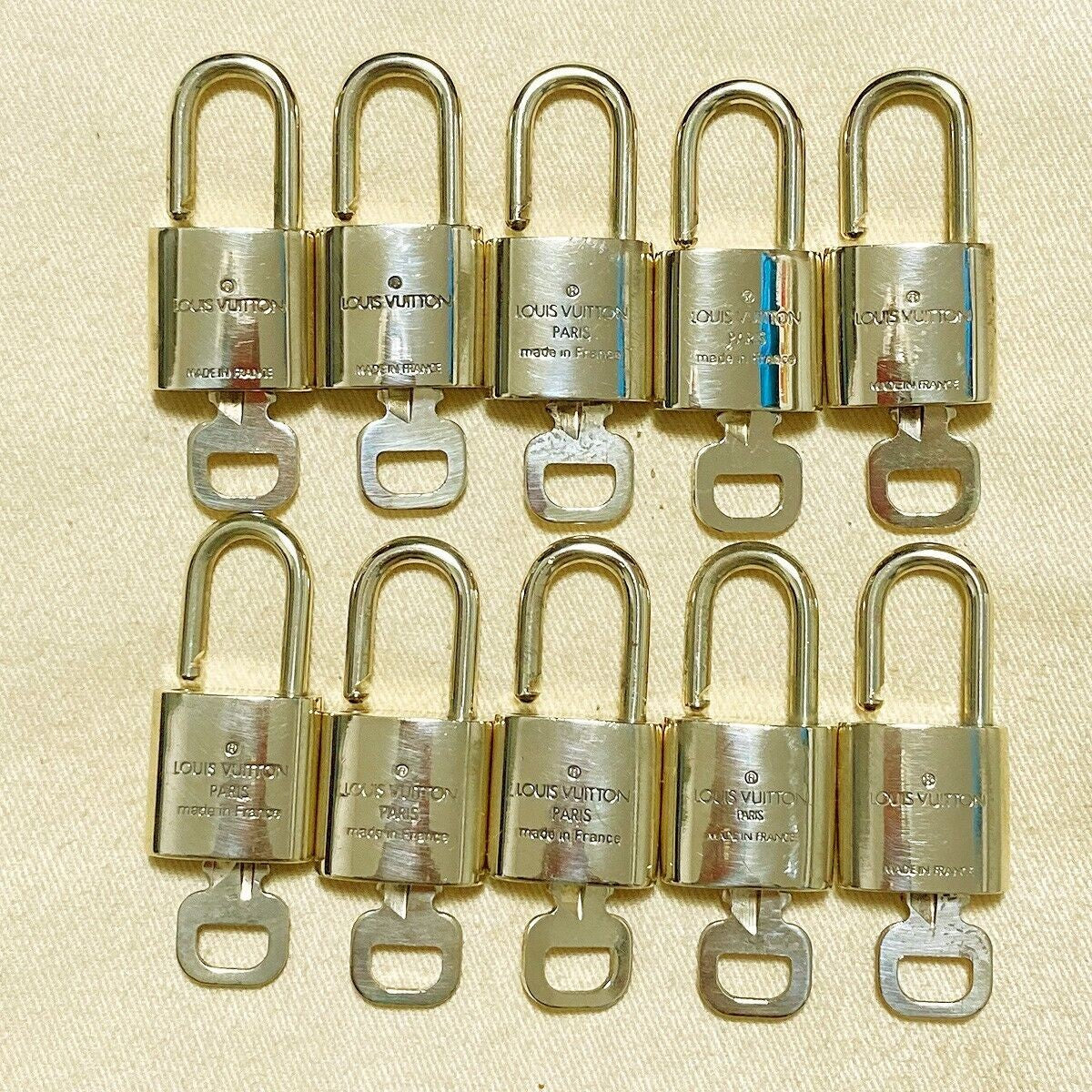 LOUIS VUITTON LV 10 SET PADLOCK KEY CHARM CADENA GOLD-PLATED FRANCE 37PDA111