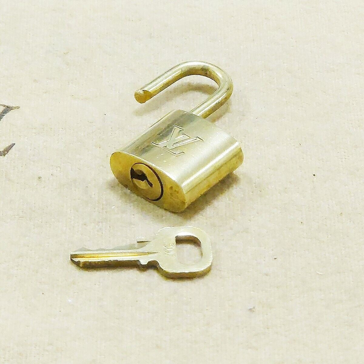 LOUIS VUITTON LV 10 SET PADLOCK KEY BAG CHARM CADENA GOLD PLATED FRANCE 36HA043
