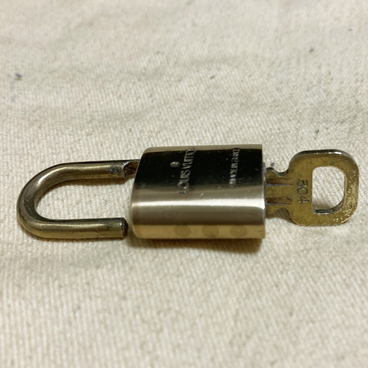 LOUIS VUITTON LV 10 SET PADLOCK KEY CHARM CADENA GOLD-PLATED FRANCE 65PDA177