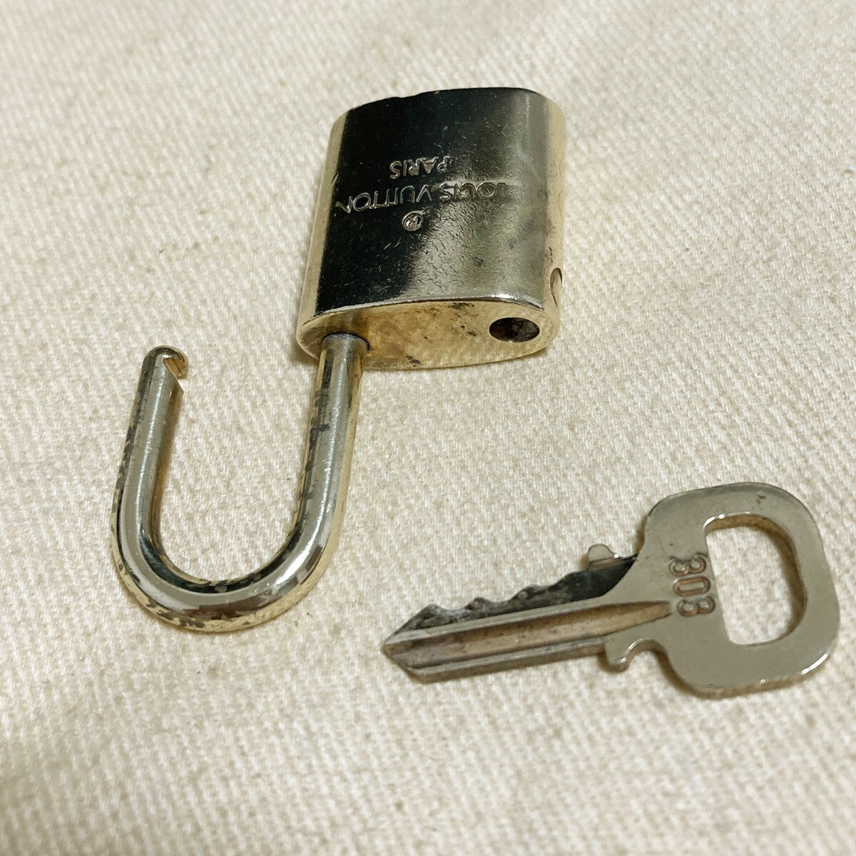 LOUIS VUITTON LV 10 SET PADLOCK KEY CHARM CADENA GOLD-PLATED FRANCE 61PDA239