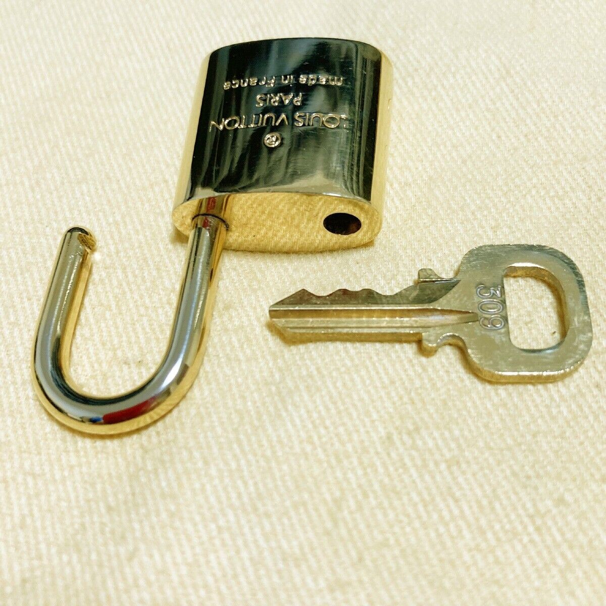 LOUIS VUITTON LV 10 SET PADLOCK KEY CHARM CADENA GOLD-PLATED FRANCE 31PDA116