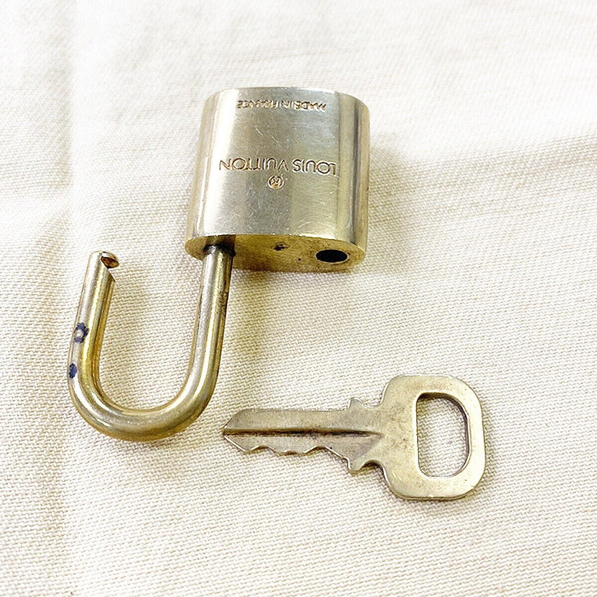 LOUIS VUITTON LV 10 SET PADLOCK CADENA KEY BAG CHARM GOLD PLATED FRANCE 33MS902