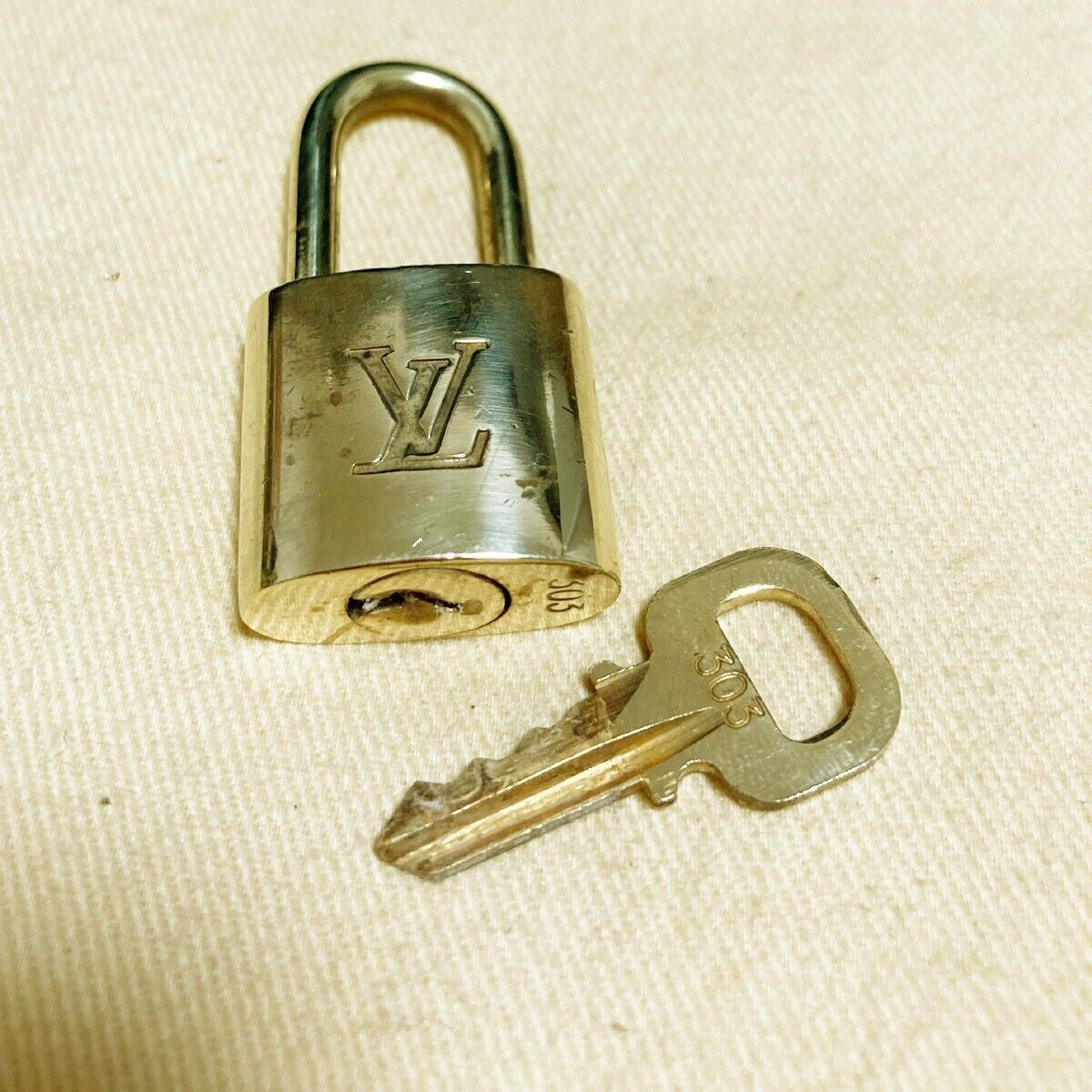 LOUIS VUITTON LV 10 SET PADLOCK KEY BAG CHARM CADENA GOLD PLATED FRANCE 37PDA064