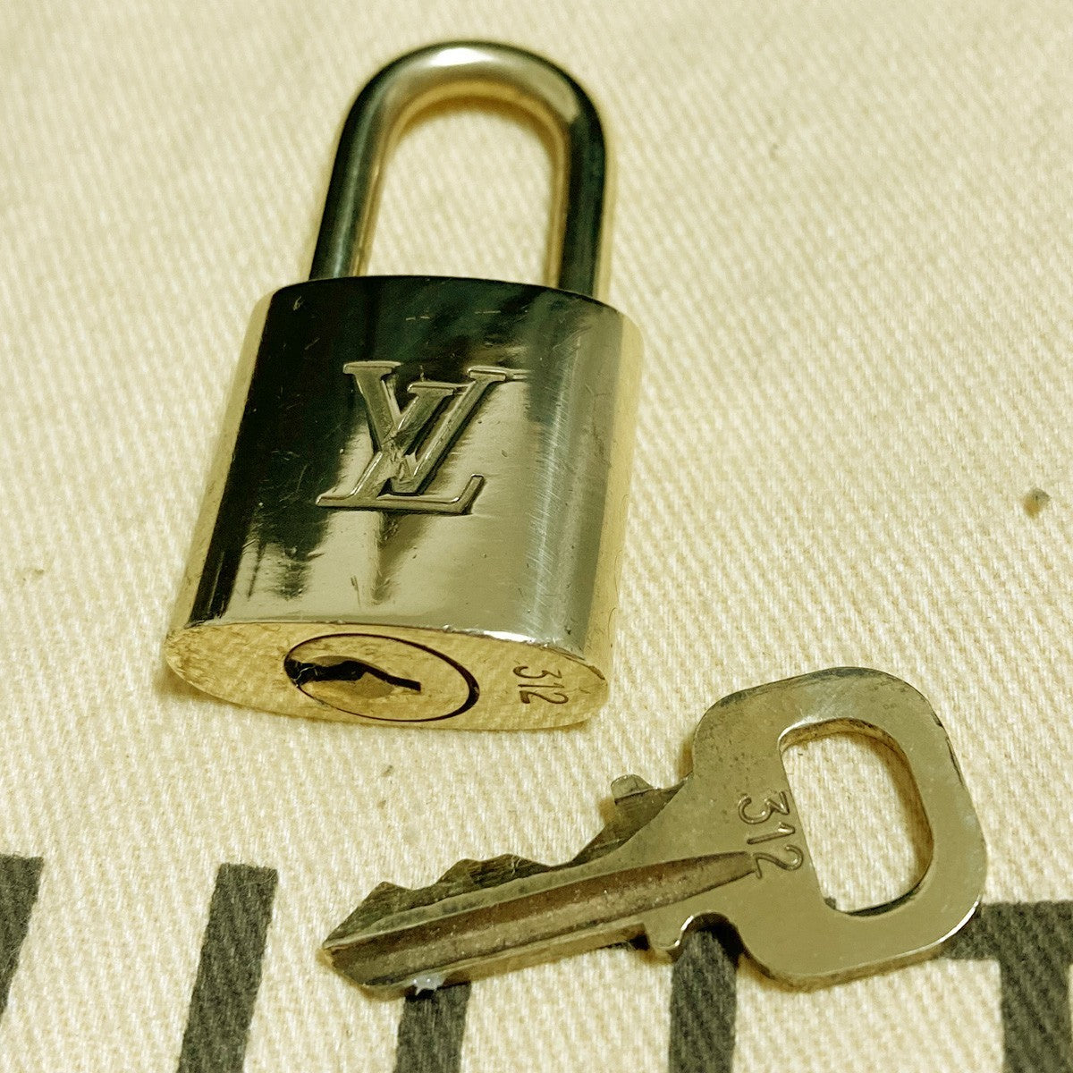 LOUIS VUITTON LV 10 SET PADLOCK KEY CHARM CADENA GOLD-PLATED FRANCE 35PDA263
