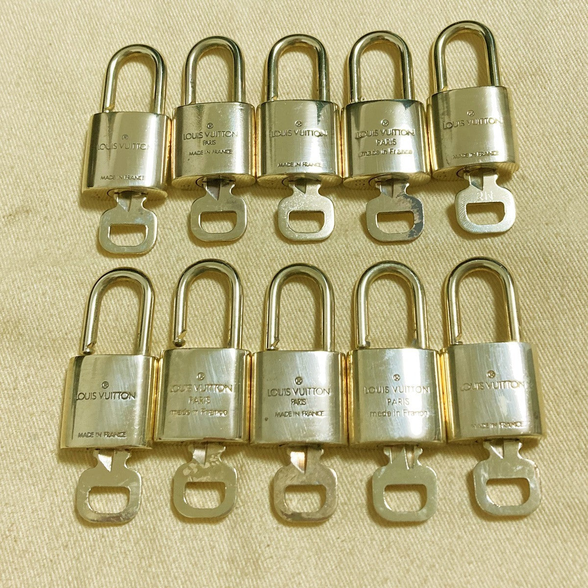 LOUIS VUITTON LV 10 SET PADLOCK KEY CHARM CADENA GOLD-PLATED FRANCE 37PDA271