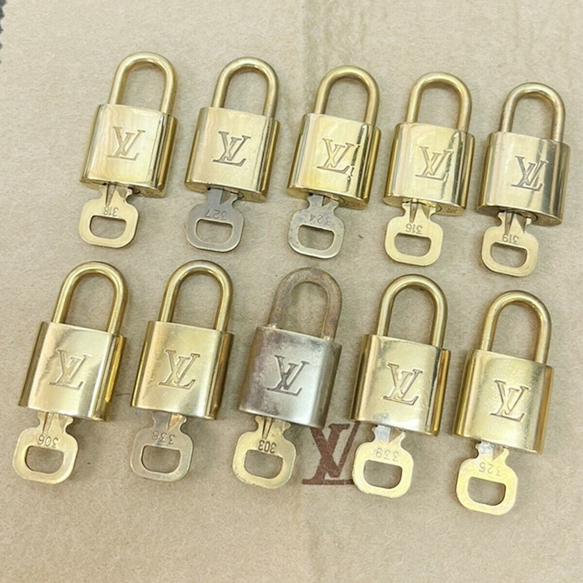 LOUIS VUITTON LV 10 SET PADLOCK KEY BAG CHARM CADENA GOLD PLATED FRANCE 33JF634