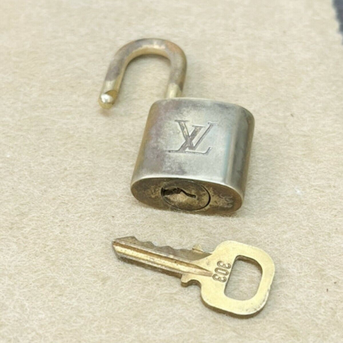 LOUIS VUITTON LV 10 SET PADLOCK KEY BAG CHARM CADENA GOLD PLATED FRANCE 33JF634