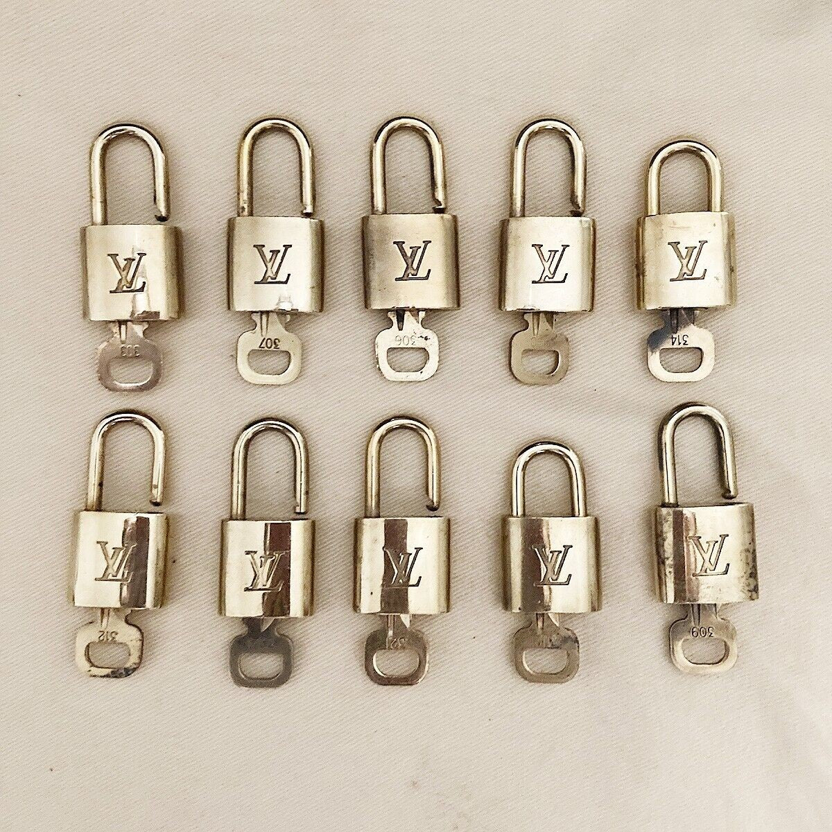 LOUIS VUITTON LV 10 SET PADLOCK KEY BAG CHARM CADENA GOLD PLATED FRANCE 33YB053