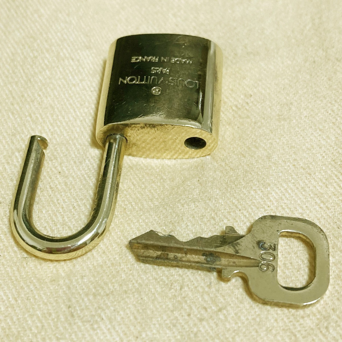 LOUIS VUITTON LV 10 SET PADLOCK KEY CHARM CADENA GOLD-PLATED FRANCE 37PDA290