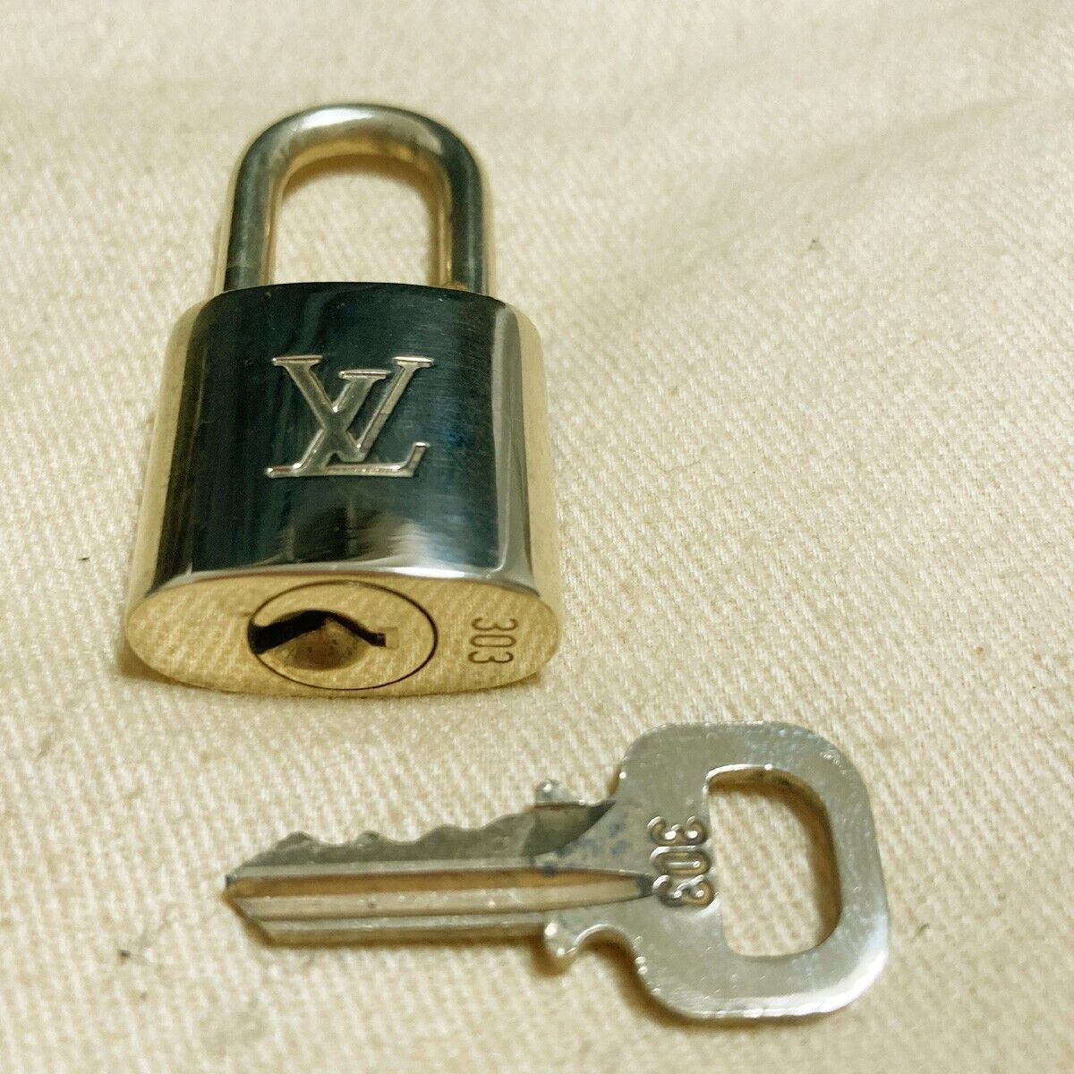 AUTHENTIC LOUIS VUITTON LV 10 SET PADLOCK KEY CHARM CADENA GOLD FRANCE 37PDA132