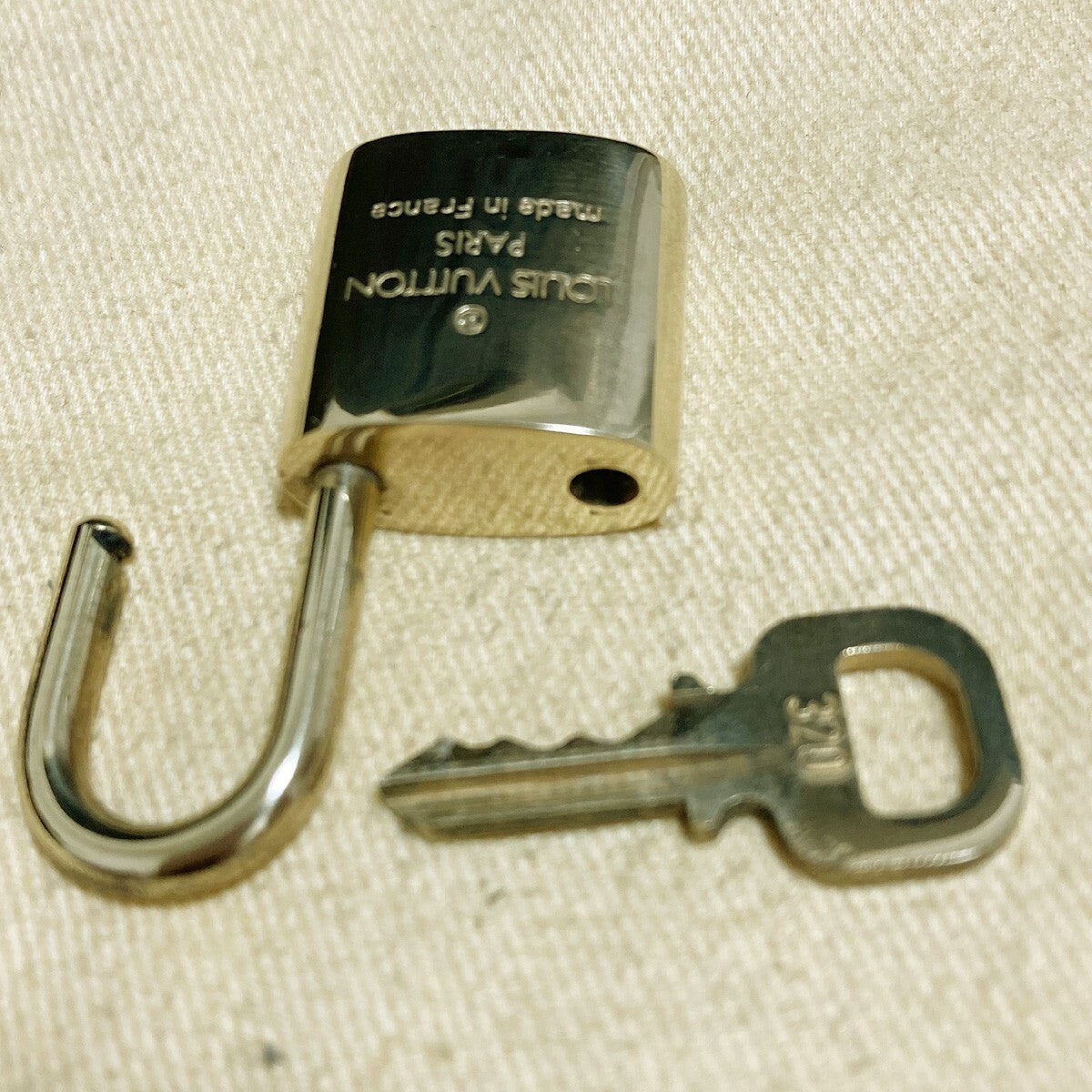 LOUIS VUITTON LV 10 SET PADLOCK KEY CHARM CADENA GOLD-PLATED FRANCE 65PDA177