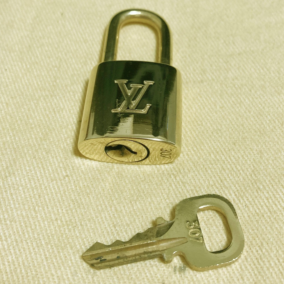 LOUIS VUITTON LV 10 SET PADLOCK KEY CHARM CADENA GOLD-PLATED FRANCE 37PDA273