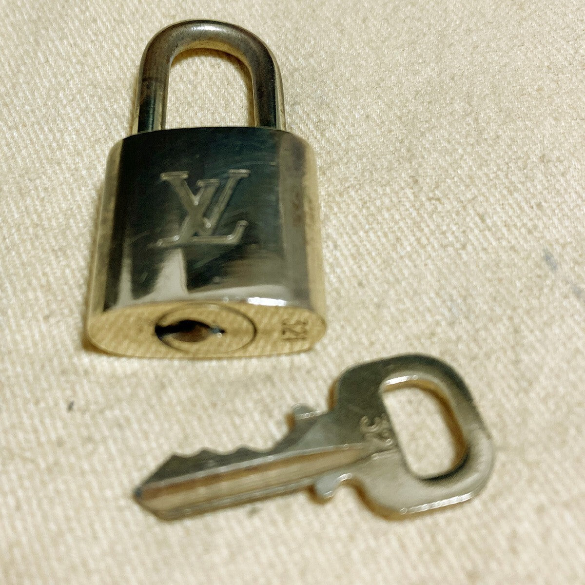 LOUIS VUITTON LV 10 SET PADLOCK KEY CHARM CADENA GOLD-PLATED FRANCE 62PDA176