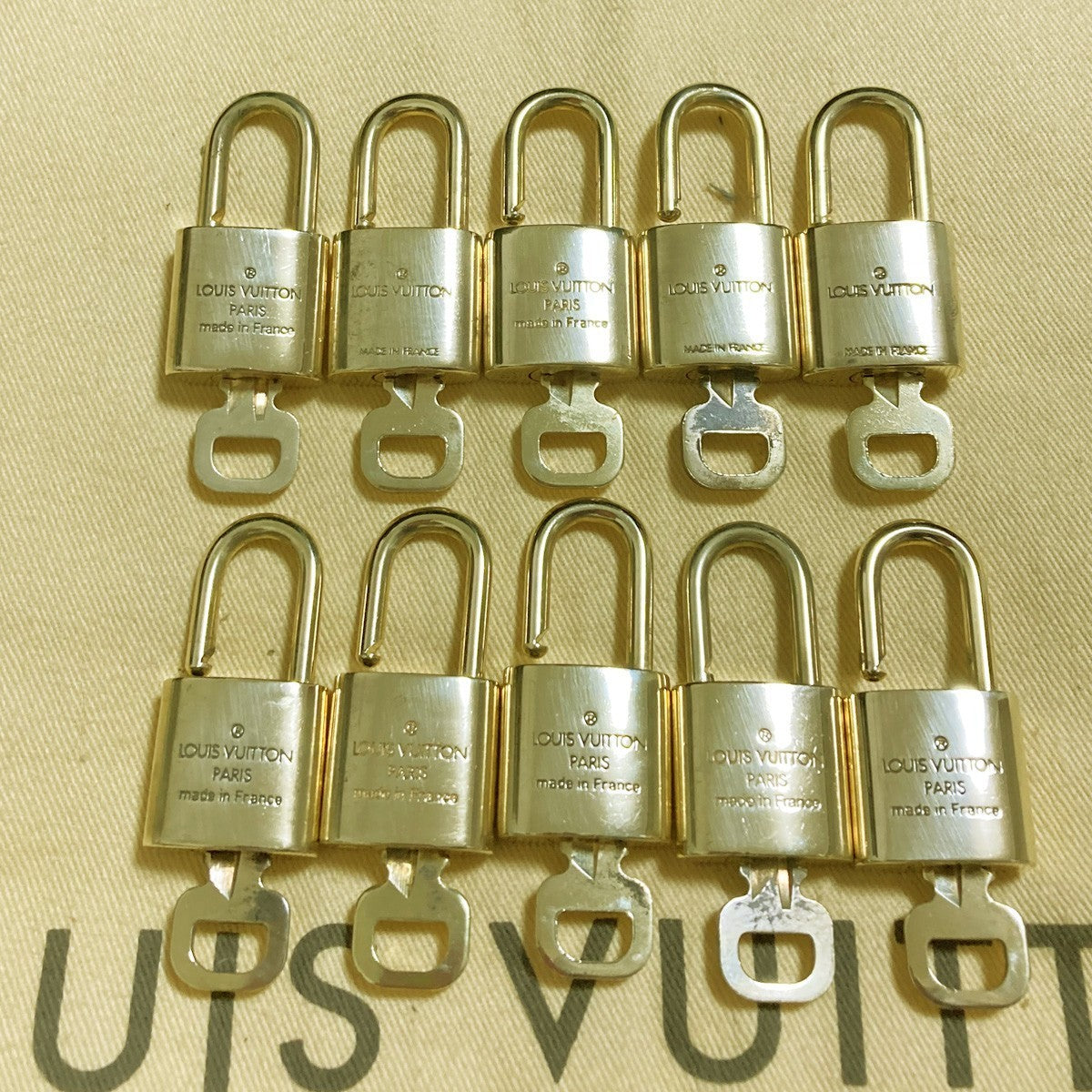 LOUIS VUITTON LV 10 SET PADLOCK KEY CHARM CADENA GOLD-PLATED FRANCE 61PDA306