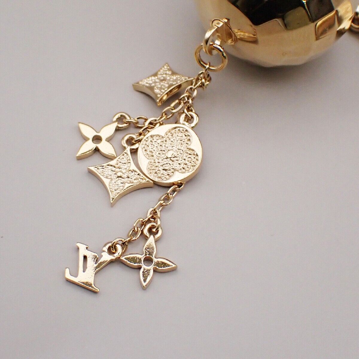 LOUIS VUITTON Porte Cles Glitter Mirror Ball Charm Key Ring GD M65379 64YG570