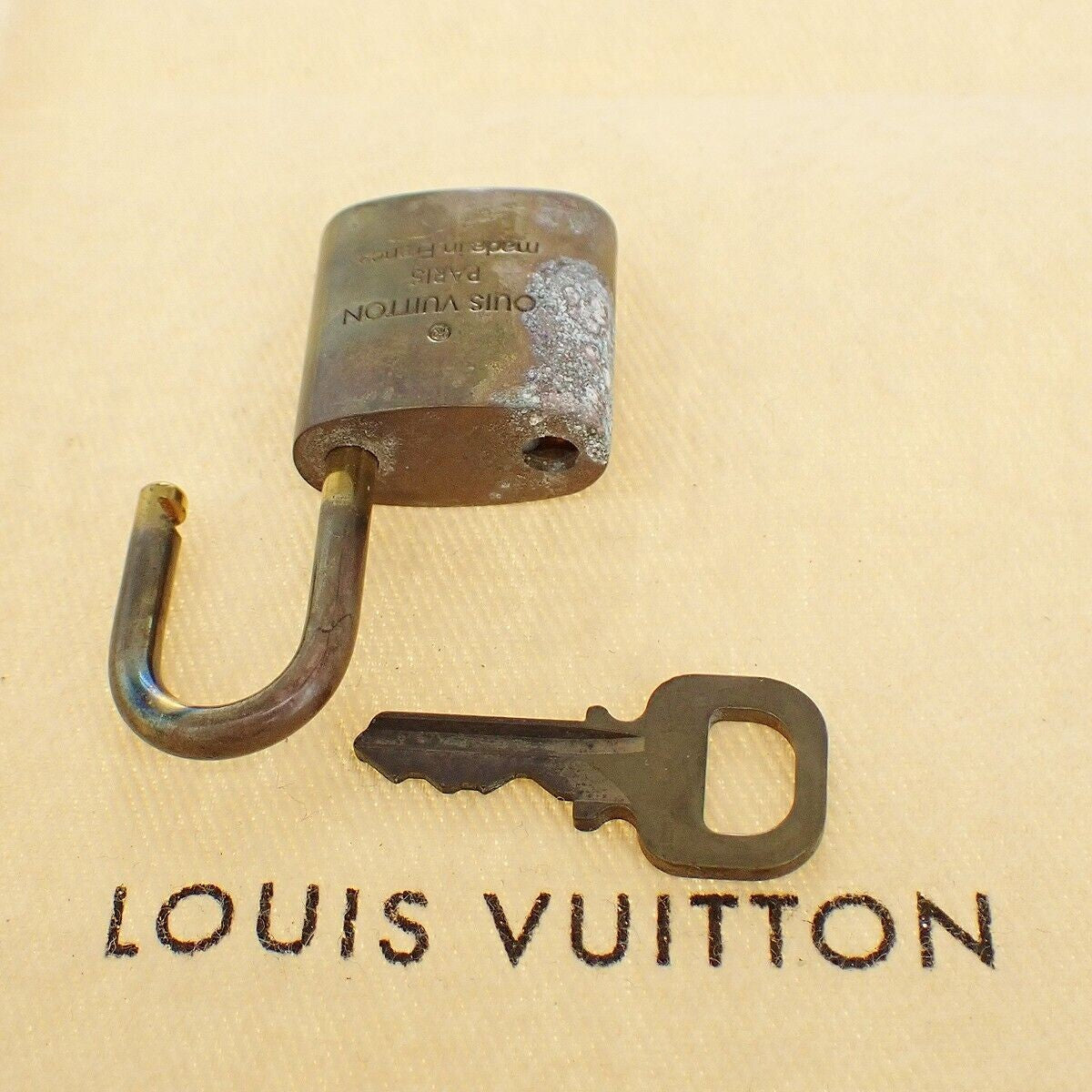 LOUIS VUITTON LV 10 SET PADLOCK KEY BAG CHARM CADENA GOLD PLATED FRANCE 37YE914