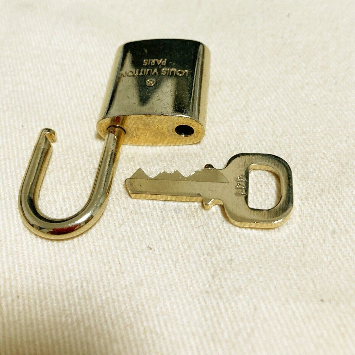 LOUIS VUITTON LV 10 SET PADLOCK KEY BAG CHARM CADENA GOLD PLATED FRANCE 39PDA063